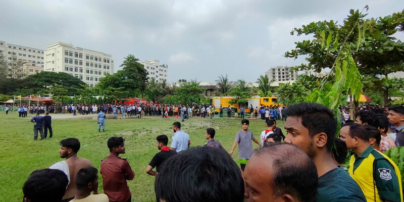 Freiwillige sperren das Gebiet ab, nachdem ein Trainingsflugzeug der Bangladesh Air Force auf ein Schulgelände in Dhaka abgestürzt ist. (Foto aktuell)  - Foto: Mahmud Hossain Opu/AP/dpa