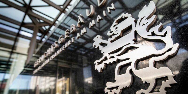 Das OLG Frankfurt hat eine Bank zur individualisierten Information betroffener Kunden verurteilt. (Symbolbild) - Foto: Boris Roessler/dpa/dpa-tmn