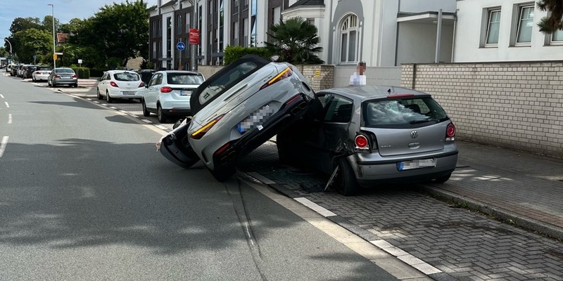 POL-E: Mülheim an der Ruhr: Mercedes-Fahrerin kommt von der Fahrbahn ab und kollidiert mit geparktem VW - Zeugen gesucht - Foto: presseportal.de