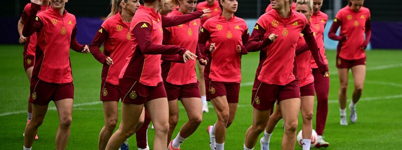 Die Beratungen vor dem Spanien-Spiel laufen. - Foto: Sebastian Christoph Gollnow/dpa