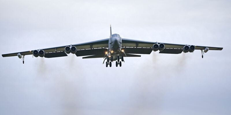Ein US-Passagierflugzeug musste einem Militärflugzeug ausweichen. (Symbolbild) - Foto: Ben Birchall/PA Wire/dpa