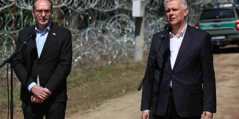 Polens hat seine Grenze zu Belarus mit einem hohen Metallzaun befestigt.  - Foto: Artur Reszko/PAP/dpa