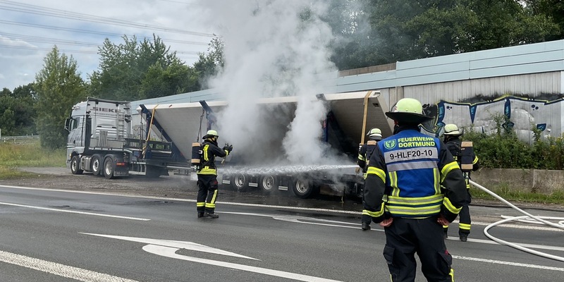 FW-DO: Brennender Lkw-Auflieger auf der A2 - Foto: presseportal.de