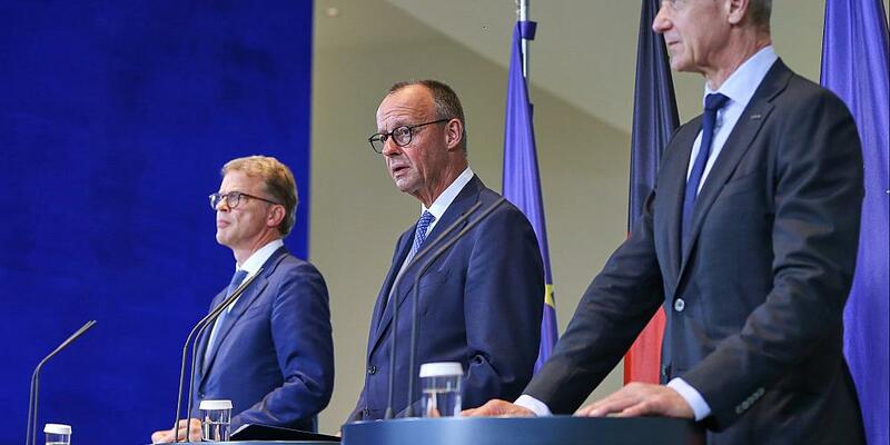 Christian Sewing, Friedrich Merz und Roland Busch am 21.07.2025 - Foto: über dts Nachrichtenagentur