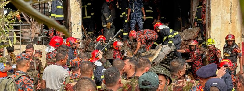 Einsatzkräfte arbeiten an der Unglücksstelle. - Foto: Al-emrun Garjon/AP/dpa