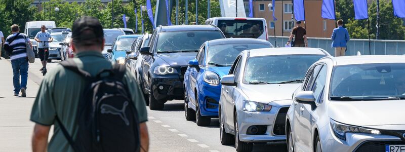 Zahlreiche Autos in der EU sind Firmenwagen. (Archivbild)  - Foto: Patrick Pleul/dpa
