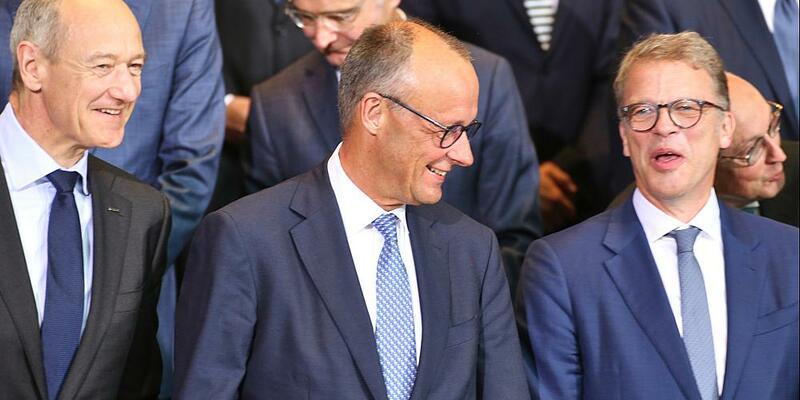 Roland Busch, Friedrich Merz und Christian Sewing am 21.07.2025 - Foto: über dts Nachrichtenagentur