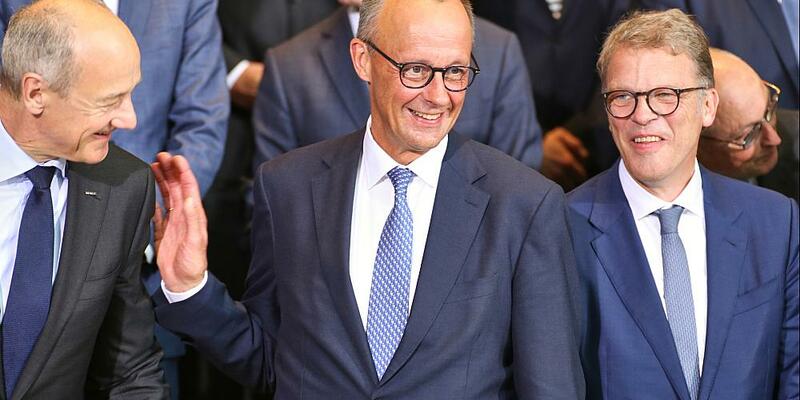 Roland Busch, Friedrich Merz und Christian Sewing am 21.07.2025 - Foto: über dts Nachrichtenagentur