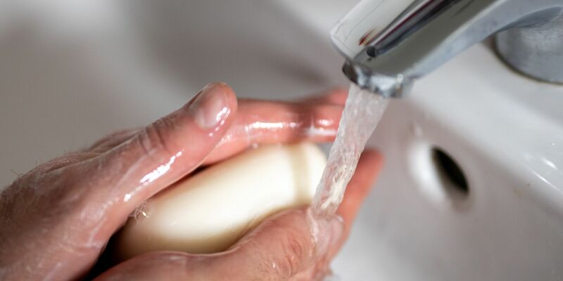 Man sollte so lange Hände waschen, wie es dauert, zweimal das Lied «Happy Birthday» zu singen. (Symbolbild) - Foto: Monika Skolimowska/dpa