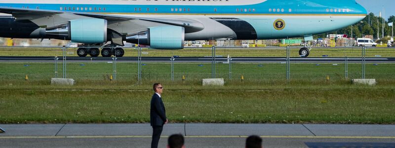 Das «Wall Street Journal» ist vom Weißen Haus von der Reise in der Air Force One mit Trump nach Schottland ausgeschlossen worden.  - Foto: Peter Dejong/AP/dpa
