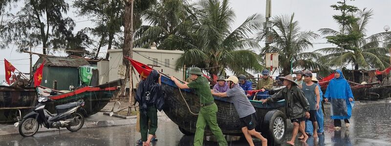 In Vietnam treffen die Menschen Vorbereitungen, um sich vor «Wipha» zu schützen. - Foto: Le Hoang/VNExpress/AP/dpa