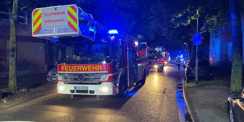 FW Dinslaken: Zimmerbrand mit mehreren Personen in Gefahr. - Foto: presseportal.de