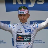 Florian Lipowitz fährt bei der Tour im Weißen Trikot des besten Jungprofis.. - Foto: Thibault Camus/AP/dpa