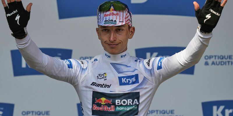 Florian Lipowitz fährt bei der Tour im Weißen Trikot des besten Jungprofis.. - Foto: Thibault Camus/AP/dpa