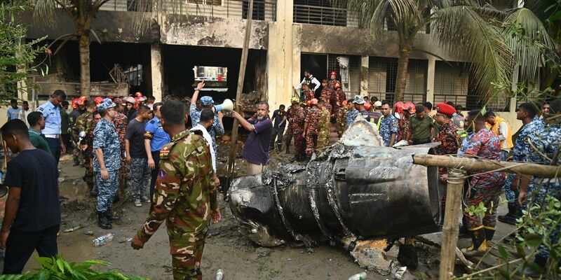 Rettungskräfte am Ort des Absturzes eines Militärjets in Dhaka. - Foto: Habibur Rahman/ZUMA Press Wire/dpa