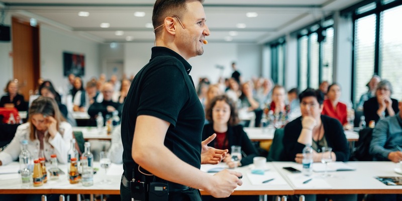 Golden Voice Academy: Aber du hast doch gar keine Sprecherstimme … – Profisprecher Patrick Khatrao verrät, warum das ein Irrtum ist - Foto: presseportal.de