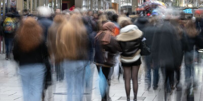 Aus dem Elternhaus zieht der Durchschnittsmensch mit fast 24 Jahren aus. (Symbolbild) - Foto: Boris Roessler/dpa