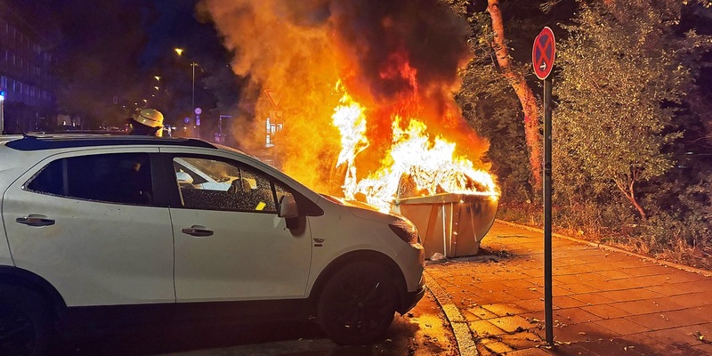 FW-M: Zwei Glascontainer in Vollbrand (Harthof) - Foto: presseportal.de
