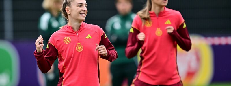 Zuversichtlich vor dem Halbfinale: Sophia Kleinherne (l.) und Jule Brand.  - Foto: Sebastian Gollnow/dpa