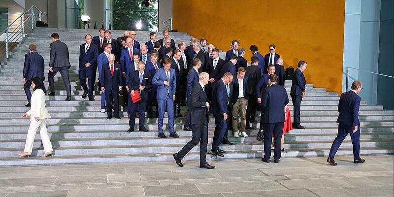 Gruppenfoto zum Investitionsgipfel am 21.07.2025 - Foto: über dts Nachrichtenagentur