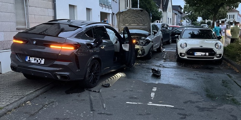 POL-OF: Über 230.000 Euro Sachschaden bei Verkehrsunfall: BMW-Fahrer schiebt vier andere Autos zusammen und verletzt sich - Foto: presseportal.de