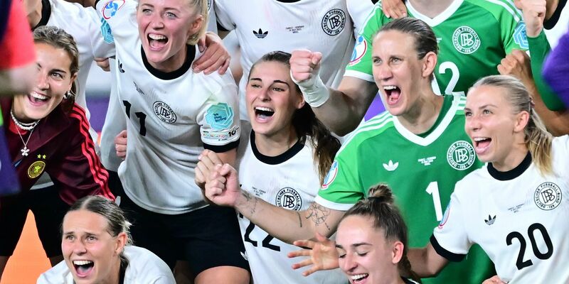 Deutsche Fußballerinnen nach dem Sieg gegen Frankreich - Foto: Sebastian Christoph Gollnow/dpa