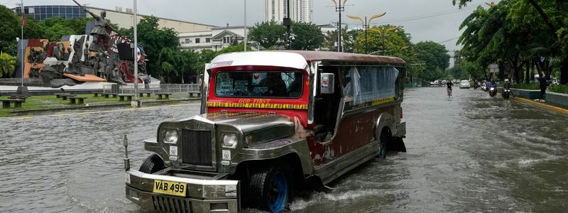 Auch in der Hauptstadt Manila standen viele Straßen unter Wasser. - Foto: Aaron Favila/AP/dpa