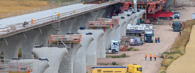  Großprojekte beim Bau sind betroffen, wenn künftig Tariftreue vorgeschrieben wird - hier eine Autobahnbrücke bei Halle/Saale. (Archivbild) - Foto: Klaus-Dietmar Gabbert/dpa