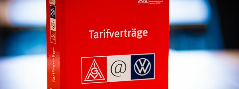Tarifverträge, hier ein Ordner zu den Regeln bei VW, sollen künftig wieder stärker zur Regel werden. (Archivfoto) - Foto: Moritz Frankenberg/dpa