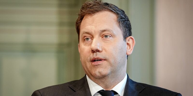 Finanzminister Lars Klingbeil (SPD) will Hemmnisse für private Investitionen abbauen. (Archivbild) - Foto: Kay Nietfeld/dpa