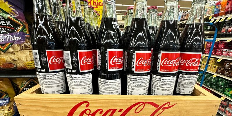 Coca Cola wird Maissirup nicht ersetzen, sondern eine neue Produktreihe mit Rohrzucker einführen. (Archivbild) - Foto: Nam Y. Huh/AP/dpa