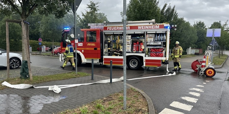 FW Weinheim: Brennender PKW in der Röntgenstraße und ausgelöste Brandmeldeanlage am Vormittag - Foto: presseportal.de