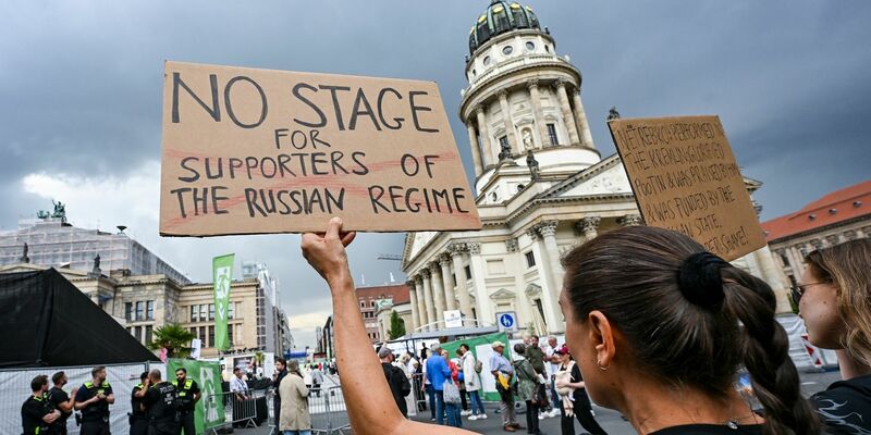 Demonstranten am Gendarmenmarkt protestierten gegen den Auftritt der Starsopranistin Anna Netrebko beim Musikfestival «Classic Open Air».  - Foto: Jens Kalaene/dpa