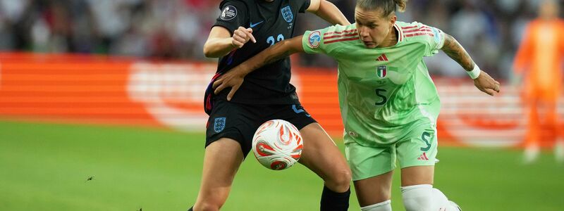 Wuchtiger Schuss ins Glück: Barbara Bonansea trifft zum 1:0 für Italien. - Foto: Alessandra Tarantino/AP/dpa