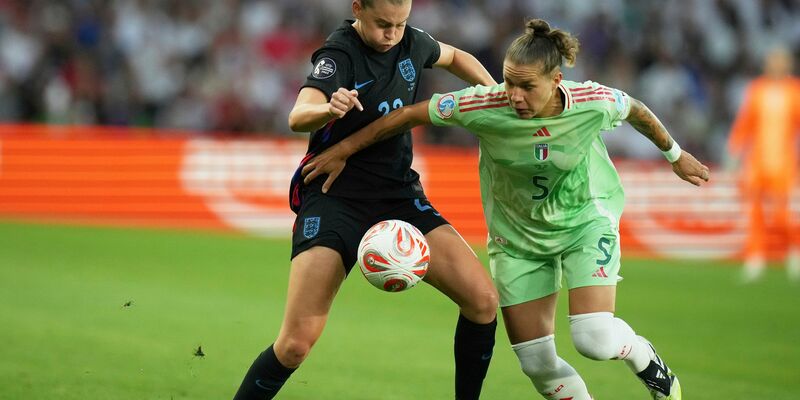 Wuchtiger Schuss: Barbara Bonansea trifft zum 1:0 für Italien. - Foto: Alessandra Tarantino/AP/dpa