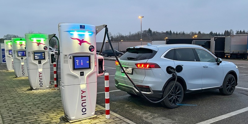 Ad-hoc-Laden viel zu teuer / ADAC Untersuchung an Autobahnen zeigt: Laden oft intransparent, nicht benutzerfreundlich und ohne Vertragsbindung bis zu 62 Prozent teurer - Foto: presseportal.de