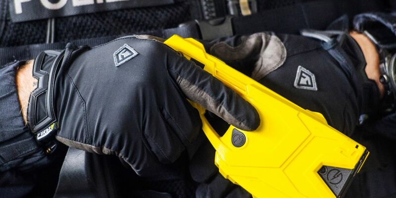 Der Einsatz der Taser birgt auch Gefahren. (Archivbild) - Foto: Andreas Arnold/dpa