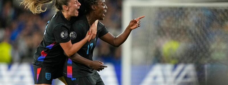Englands Michelle Agyemang (r) feiert mit Ella Toone ihr spätes 1:1. - Foto: Martin Meissner/AP/dpa