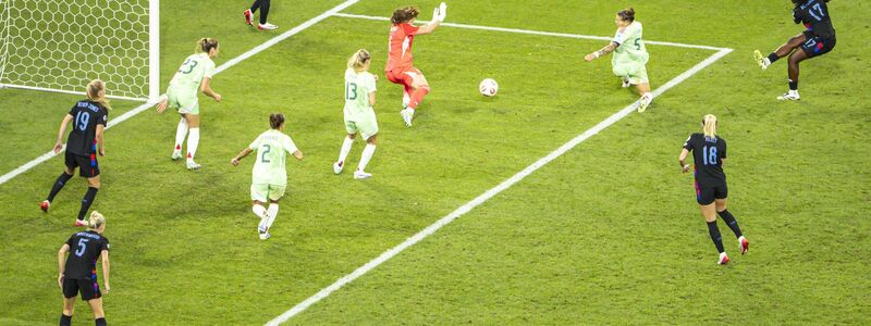 Drin ist das Ding: Agyemangs Ausgleich in der Nachspielzeit sorgt für die Verlängerung. - Foto: Salvatore Di Nolfi/KEYSTONE/dpa