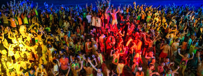 Koh Phangan ist vor allem für die Full Moon Partys bekannt. (Archivbild) - Foto: Ian Robert Knight/dpa