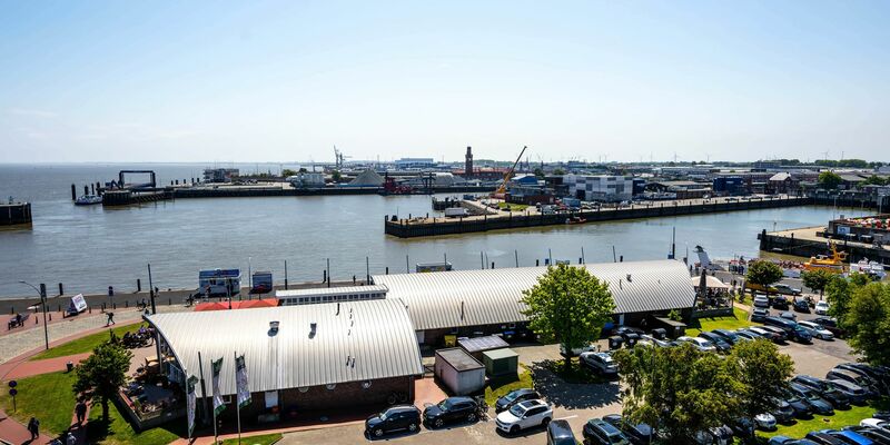 Nach einem Zusammenstoß mit zwei Schiffen tritt Öl aus. (Archivfoto) - Foto: Sina Schuldt/dpa