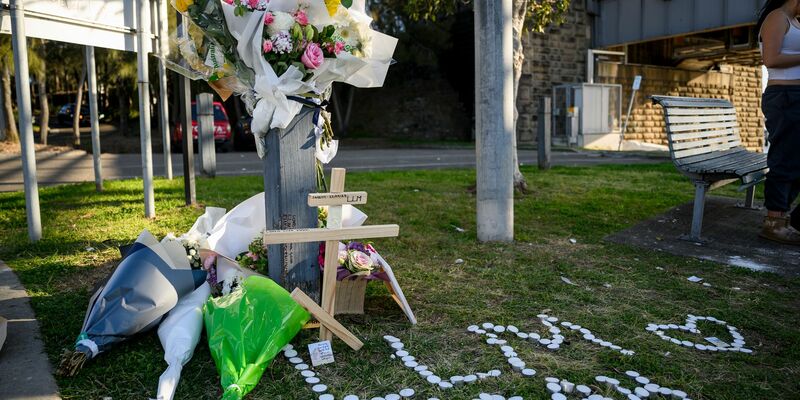 Mitschüler legten in der Nähe der Unglücksstelle Blumen nieder. - Foto: Bianca De Marchi/AAP/dpa
