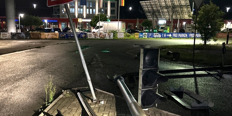 POL-KS: Sattelzug zerstört Ampel am Lohfeldener Rüssel: Zeugen nach Unfallflucht am Rasthof gesucht - Foto: presseportal.de