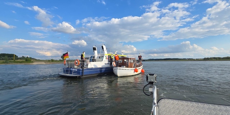 FW Xanten: Havarie auf dem Rhein - Foto: presseportal.de