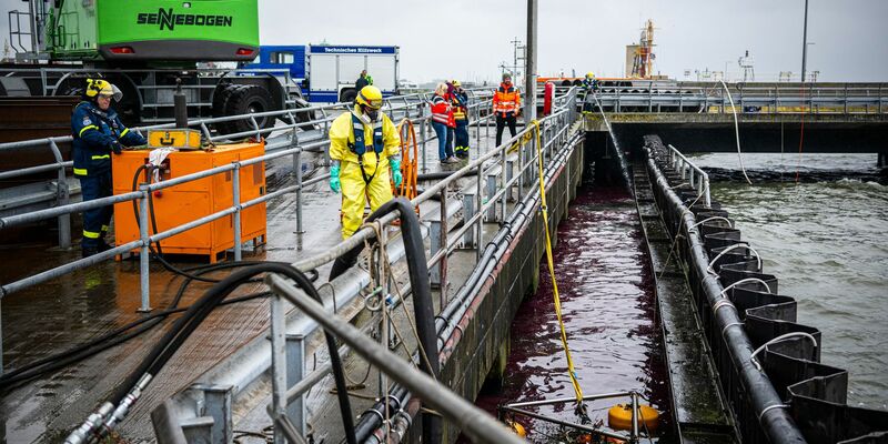 Ein spezielles Ölschiff ist im Einsatz. - Foto: Sina Schuldt/dpa