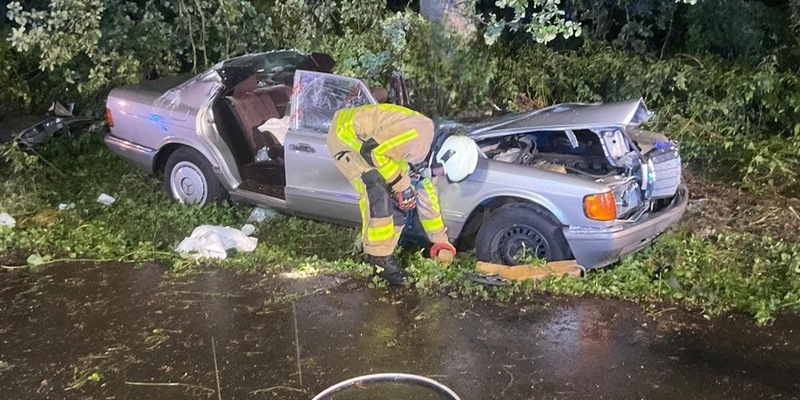 FW Grevenbroich: Verkehrsunfall Nähe Tribünenweg - Eine Person aus Fahrzeug befreit - Foto: presseportal.de