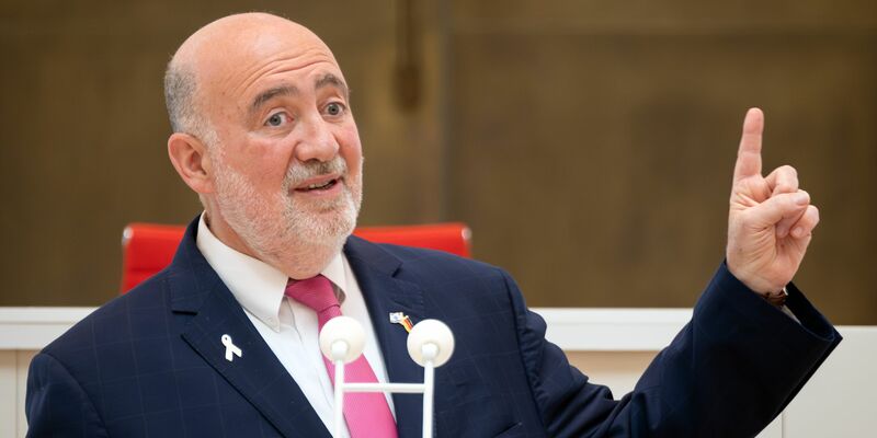 Der israelische Botschafter Ron Prosor schaltet sich mit scharfen Worten in die innenpolitische Debatte über den Gaza-Krieg ein. (Archivbild) - Foto: Soeren Stache/dpa