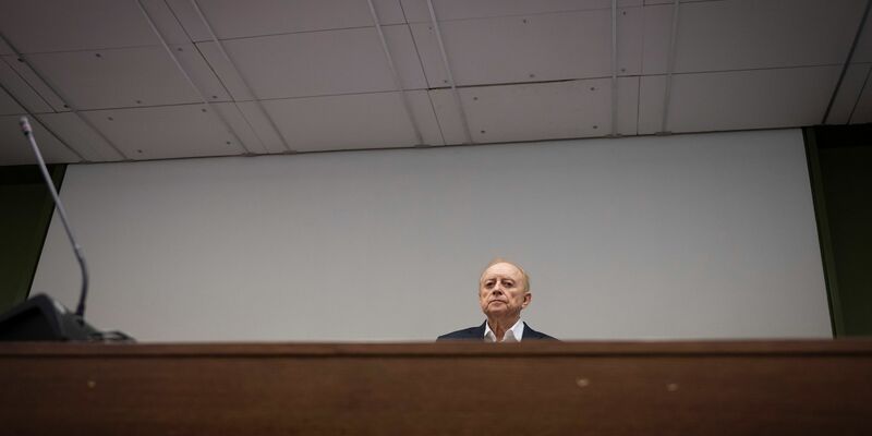 Bleibt trotz Fristablaufs auf freiem Fuß: Alfons Schuhbeck. (Archivbild) - Foto: Peter Kneffel/dpa