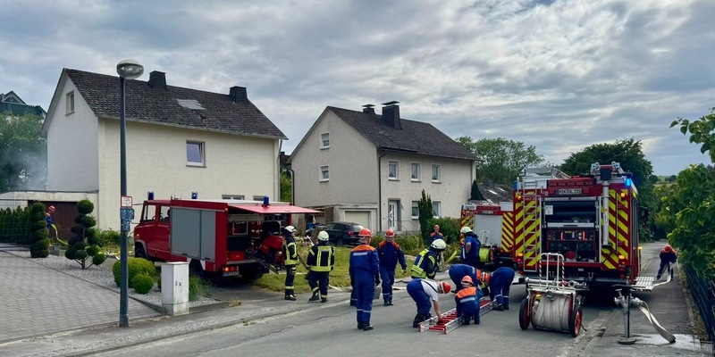 FF Olsberg: Workshop Berufsfeuerwehr bei der Jugendfeuerwehr Olsberg - Foto: presseportal.de
