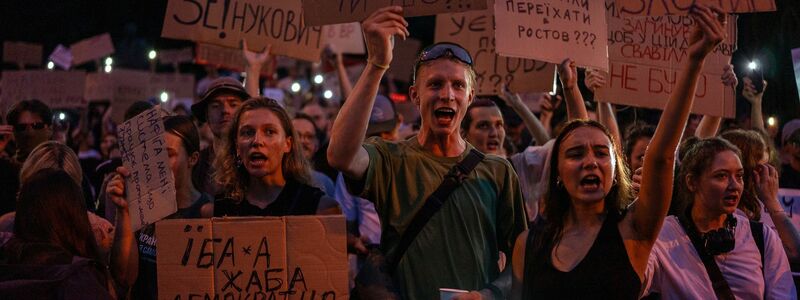In Kiew und anderen ukrainischen Großstädten demonstrierten erneut Tausende für die Rücknahme eines kürzlich verabschiedeten Gesetzes. - Foto: Alex Babenko/AP/dpa